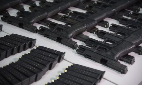 Rio de Janeiro - Apresentação de 19 fuzis AR-15 e AK-47, pistolas Glock, munição e pasta base de cocaína apreendidos em operação da Polícia Rodoviária Federal (PRF) e Polícia Civil em Itatiaia (Fernando Frazão/Agência Brasil).