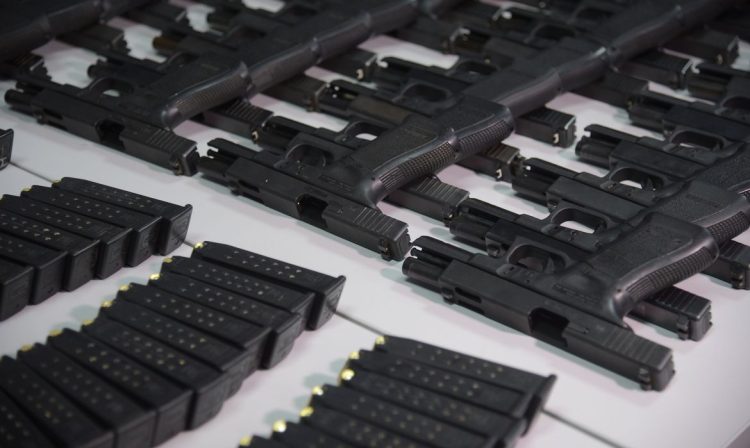 Rio de Janeiro - Apresentação de 19 fuzis AR-15 e AK-47, pistolas Glock, munição e pasta base de cocaína apreendidos em operação da Polícia Rodoviária Federal (PRF) e Polícia Civil em Itatiaia (Fernando Frazão/Agência Brasil).