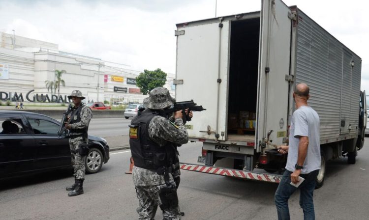 Rio de Janeiro - A Força Nacional faz operação contra o roubo de cargas na Avenida Brasil, em conjunto com militares, polícias estaduais e Rodoviária Federal, nas rodovias do estado (Tomaz Silva/Agência Brasil)