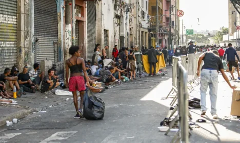 São Paulo (SP), 24/06/2024 - Prefeitura e governo instalam grades na Cracolândia e delimitam espaço de usuários de drogas. Gradil foi colocado na Rua dos Protestantes na terça-feira (18). Um dos objetivos das gestões é liberar parte da via para o trânsito de carros de segurança e de saúde.
Foto: Paulo Pinto/Agência Brasil