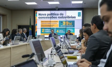 Brasília (DF), 10/01/2024, O ministro dos Transportes, Renan Filho, durante entrevista coletiva para apresentar as prioridades e perspectivas para o setor de transportes em 2024. Também fez um balanço das principais ações do primeiro ano de gestão.  Foto: Jose Cruz/Agência Brasil