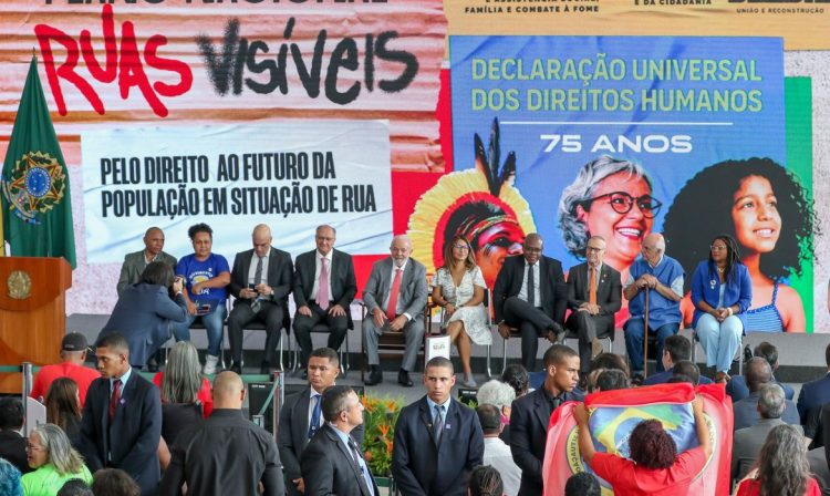 Brasília (DF), 11/12/2023, O presidente Luiz Inácio Lula da Silva, durante o lançamento do Plano Ruas Visíveis - Pelo direito ao futuro da população em situação de rua, no Palácio do Planalto. A iniciativa faz parte da celebração dos 75 anos da Declaração Universal dos Direitos Humanos e do Dia Internacional dos Direitos Humanos, comemorados ontem (10) em todo o mundo. Foto: Jose Cruz/Agência Brasil