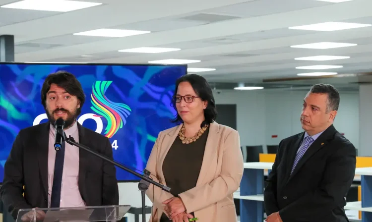 Brasília(DF), 25/01/2024 - Felipe Antunes e Karin Vazquez do Ministério da Fazenda, e Paulo Mamede, do Banco Central, falam sobre resultados da reunião do GT de Arquitetura Financeira Internacional do G20. Foto:Wilson Dias/Agência Brasil