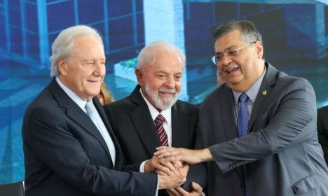 Brasília, DF 31/01/2024 O presidente Luiz Inácio Lula da Silva, acompanhado do ex ministro da Justiça, Flávio Dino, dá posse ao novo ministro da Justiça e Segurança Pública, Ricardo Lewandowski, no Palácio do Planalto.  Foto: Fabio Rodrigues-Pozzebom/ Agência Brasil