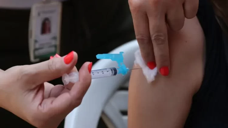 Conhecida como Qdenga, a vacina não será disponibilizada em larga escala em um primeiro momento, mas será focada em público e regiões prioritárias / Foto: Agência Brasil