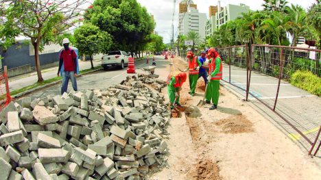 13 04 Obras de calcadas na Av. Amintas Barros F Alex Regis 16