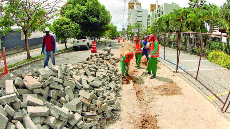 13 04 Obras de calcadas na Av. Amintas Barros F Alex Regis 16