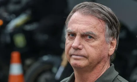 Brasília (DF) 14/09/2025 O ex-presidente Jair Bolsonaro, acompanhado de seu filho, Jair Renan, deixa hospital sob forte esquema de segurança, após passar por procedimentos.  Foto: Fabio Rodrigues-Pozzebom/ Agência Brasil