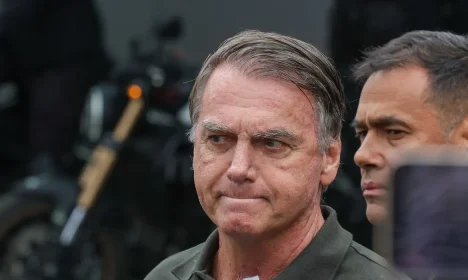 Brasília (DF) 14/09/2025 O ex-presidente Jair Bolsonaro, acompanhado de seu filho, Jair Renan, deixa hospital sob forte esquema de segurança, após passar por procedimentos.  Foto: Fabio Rodrigues-Pozzebom/ Agência Brasil