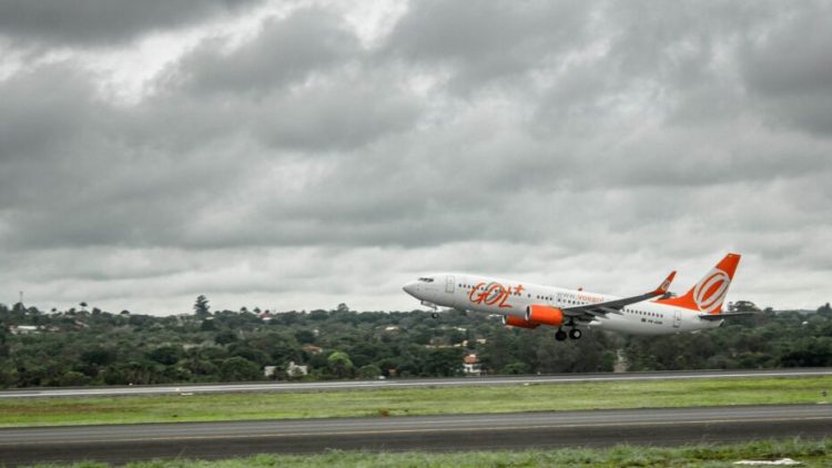 Avião da Gol fica preso à pista do Aeroporto de Congonhas após afundamento   A pista do aeroporto de Congonhas sofreu problemas estruturais na tarde  de sexta-feira (8), o que impossibilitou o