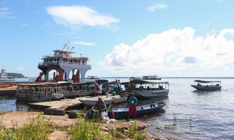 Porto do Ceasa, no Rio Negro, em Manaus