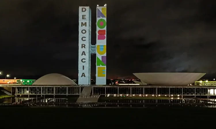 Brasília (DF) 07/01/2022 – O Congresso Nacional recebe projeção com as cores da Bandeira Nacional no domingo (7) e na segunda-feira (8). A iniciativa faz parte das ações em torno de ato programado para ocorrer nesta segunda-feira (8), a partir das 15h, no Salão Negro do Congresso. O evento marca 1 ano das invasões aos prédios na Praça dos Três Poderes, em Brasília.
O objetivo do ato, que reunirá representantes dos Três Poderes, é ressaltar o compromisso com a democracia e a preservação de seus valores institucionais.
Foto: Joédson Alves/Agência Brasil