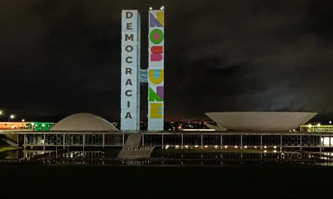 Brasília (DF) 07/01/2022 – O Congresso Nacional recebe projeção com as cores da Bandeira Nacional no domingo (7) e na segunda-feira (8). A iniciativa faz parte das ações em torno de ato programado para ocorrer nesta segunda-feira (8), a partir das 15h, no Salão Negro do Congresso. O evento marca 1 ano das invasões aos prédios na Praça dos Três Poderes, em Brasília.
O objetivo do ato, que reunirá representantes dos Três Poderes, é ressaltar o compromisso com a democracia e a preservação de seus valores institucionais.
Foto: Joédson Alves/Agência Brasil