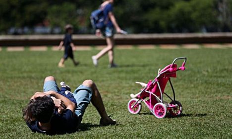 Dia dos pais, criança brincando com o pai no parque