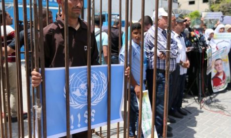 Homem protesta em Gaza em apoio a prisioneiros palestinos que estão em greve de fome em prisões de Israel