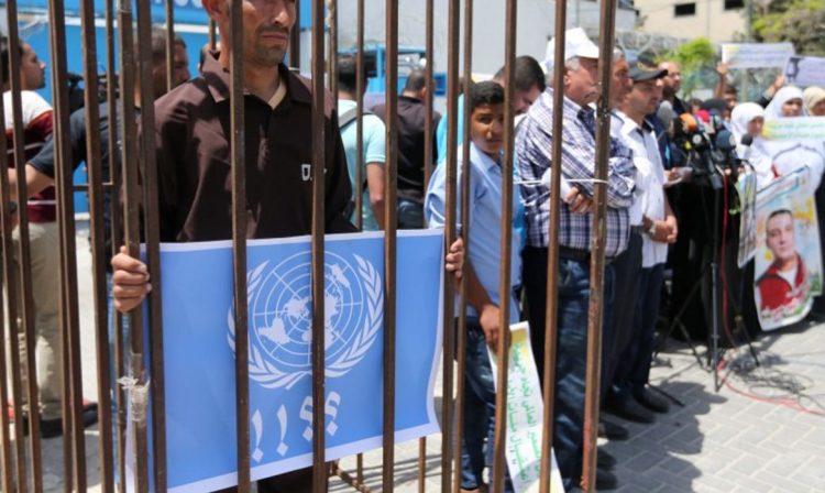 Homem protesta em Gaza em apoio a prisioneiros palestinos que estão em greve de fome em prisões de Israel