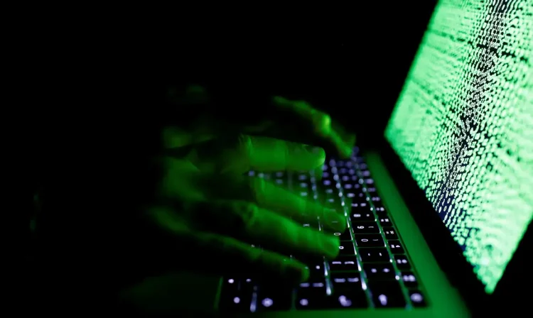Imagem ilustrativa mostra homem digitando código em computador. 01/03/2017 Reuters/Kacper Pempel/Proibida reprodução