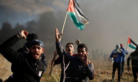 Palestinos protestam durante confrontos com tropas israelenses em Gaza