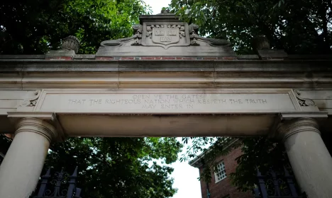 Um dos 25 portões para os jardins da Universidade de Harvard