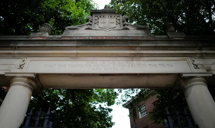 Um dos 25 portões para os jardins da Universidade de Harvard