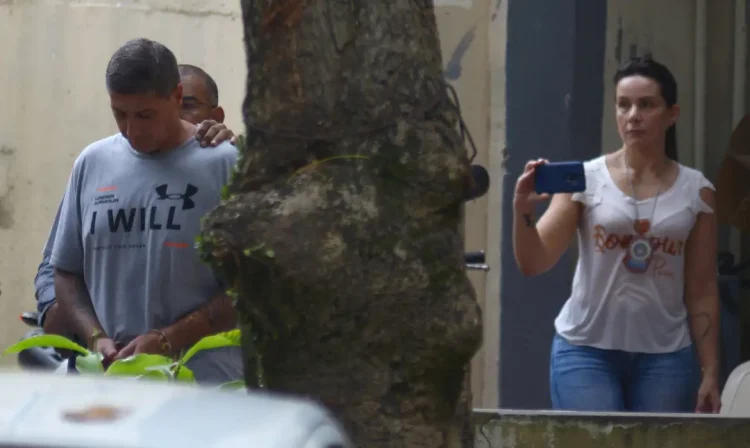 Ronnie Lessa, suspeito do assassinato da vereadora Marielle Franco, é escoltada por um policial quando ele deixa o departamento de homicídios para prestar depoimento na justiça Rio de Janeiro.