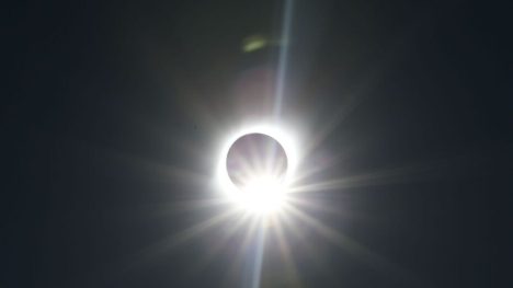 Lentes de proteção ocular para assistir ao eclipse esgotaram em várias lojas de construção de Natal. Foto: REUTERS/Rodrigo Garrido/Direitos Reservados