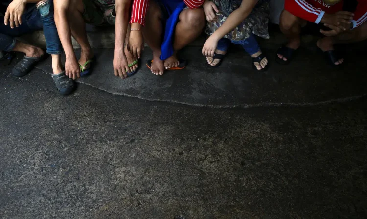 Migrant workers are detained by a military personnel during a crack down on illegal migrant workers at a market in Bangkok, Thailand, September 27, 2016. Picture taken September 27, 2016. REUTERS/Athit Perawongmetha - S1BEUEAHDCAA