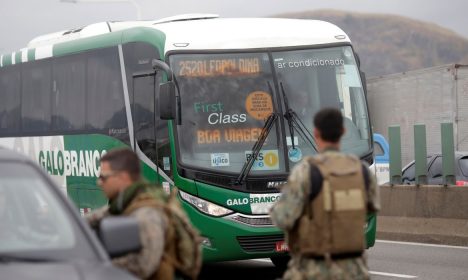 Policiais são vistos na ponte Rio-Niterói, onde as forças de segurança mataram um homem que sequestrou um ônibus no Rio de Janeiro