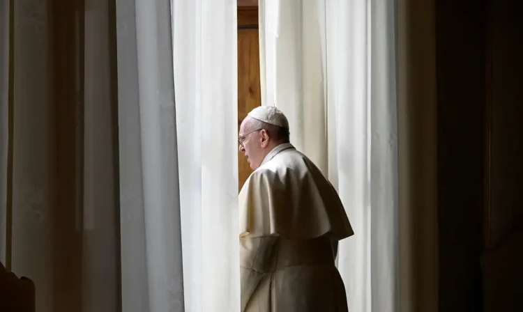 Papa Francisco olha pela janela no Palácio Apostólico no Vaticano