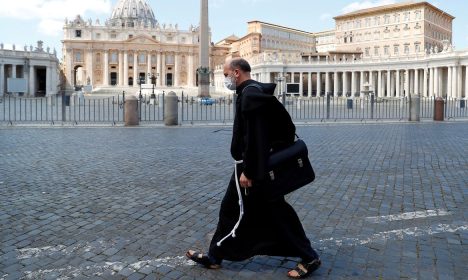 Frei usa máscara de proteção ao passar por Praça de São Pedro deserta no Vaticano