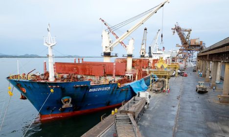Bulk Carrier 'Discoverer' unloads U.S. soybeans at the port of Paranagua, Brazil, December 3, 2020. Picture taken December 3, 2020. REUTERS/Rodolfo Buhrer