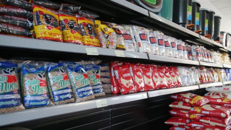 Alimentos devem contribuir menos para a desaceleração da inflação em 2024 - Foto: Geraldo Bubniak/AEN