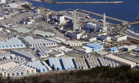 Vista aérea dos tanques de armazenamento de água da usina nuclear de Fukushima, no Japão.