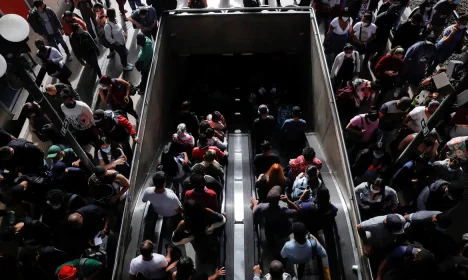 Trem na estação da Luz, transporte, trens