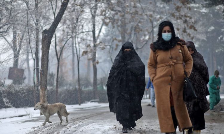 Mulheres caminham em Cabul, capital do Afeganistão