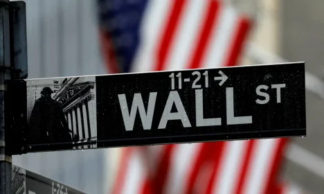 Placa de Wall Street em frente ao prédio da Bolsa de Nova York, EUA