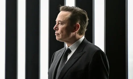 O bilionário Elon Musk participa de testes da SpaceX