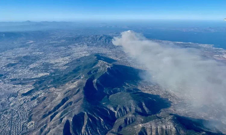 Incêndio florestal perto de Atenas