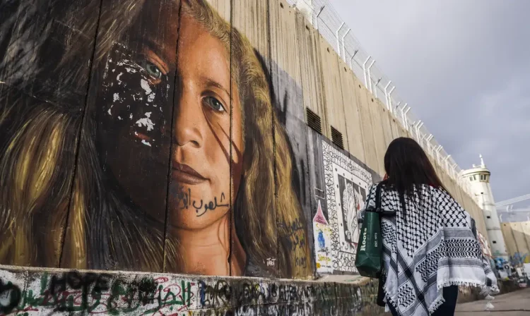 Grafites de uma ativista palestino Ahed Tamimi são vistos no Muro da Cisjordânia em Belém, na Palestina, em 28 de dezembro de 2022. (Foto: Beata Zawrzel/NurPhoto)