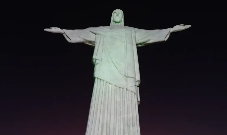 A estátua do Cristo Redentor, no Corcovado, ganha nova iluminação com tecnologia LED e controle informatizado.