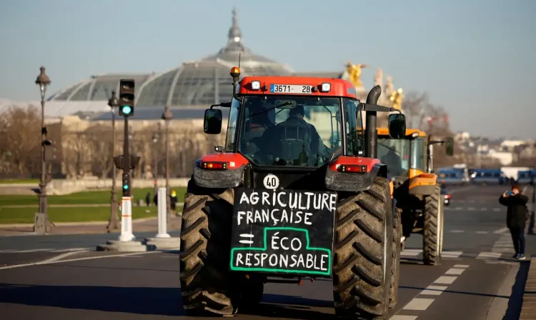 Agricultores franceses dirigem seus tratores durante protesto por regulamentações ambientais, em Paris, França