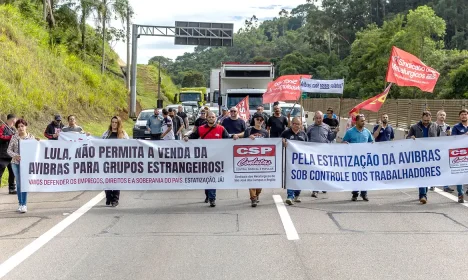 Sindicatos e especialistas criticam venda da Avibras para estrangeiros. - Passeata dos trabalhadores da Avibras na Rodovia dos Tamoios, em abril de 2023 - Foto: Roosevelt Cássio - Foto: Roosevelt Cássio