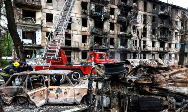 Rescuers work at a site of a residential building heavily damaged by a Russian missile strike, amid Russia's attack on Ukraine, in Kryvyi Rih, Dnipropetrovsk region, Ukraine June 13, 2023. REUTERS/Alina Smutko