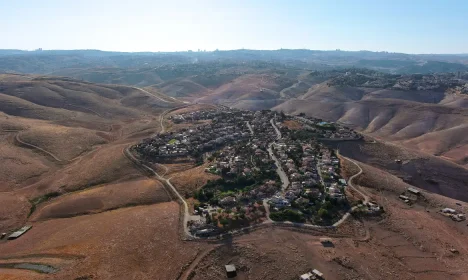 2023-06-26t194742z_1_lynxmpej5p0qz_rtroptp_4_israel-politics-settlements Vista aérea do assentamento judeu de Kedar, na Cisjordânia ocupada
25/6/2023 REUTERS/Ilan Rosenberg