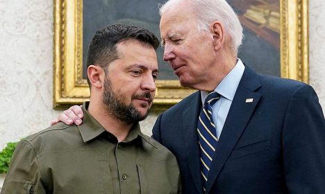 FILE PHOTO: Ukrainian President Zelenskiy meets with U.S. President Biden at the White House in Washington. REUTERS/Kevin Lamarque/File Photo