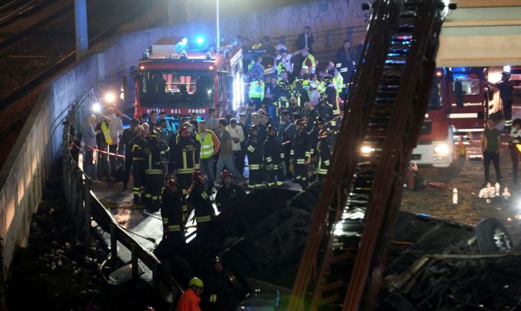 Socorristas trabalham no resgate de vítimas de acidente com ônibus em Mestre, perto de Veneza, na Itália. REUTERS/Manuel Silvestri