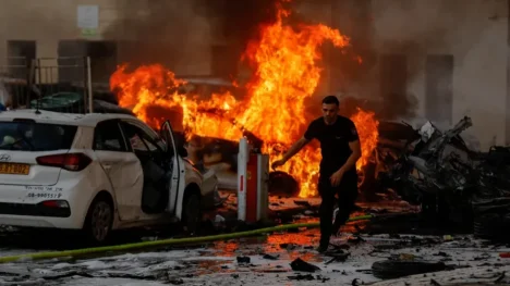 Homem corre após explosão provocada por foguete lançado da Faixa de Gaza, em Israel, em 7 de outubro de 2023 — Foto: REUTERS/Amir Cohen