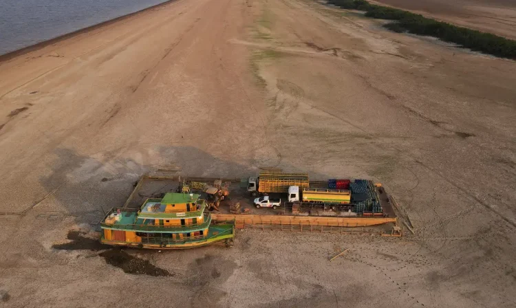 Seca na Amazônia deixa barcos encalhados e paralisa transporte pelos rios