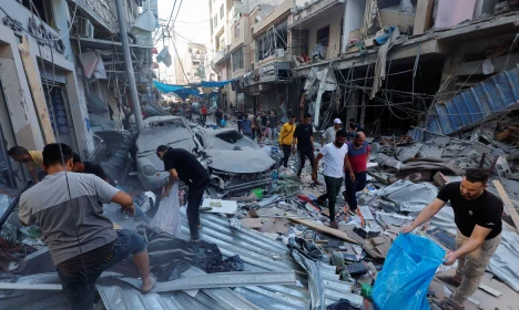 Palestinians work amidst the rubble at the site of an Israeli strike, amid the ongoing conflict between Israel and Palestinian Islamist group Hamas, in Khan Younis in the southern Gaza Strip, October 19, 2023. REUTERS/Mohammed Salem