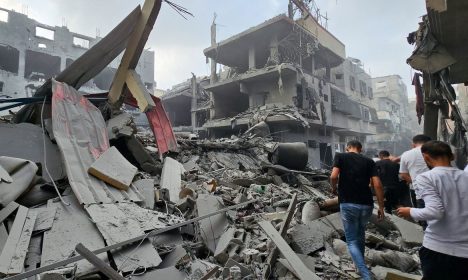 Palestinians gather at the site of Israeli strikes on houses, as the conflict between Israel and Palestinian Islamist group Hamas continues, in the northern Gaza Strip October 23, 2023. REUTERS/Anas al-Shareef